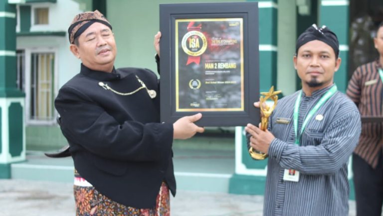 Guru MAN 2 Rembang Raih Prestasi Gemilang, Terpilih Jadi Penulis Teks Utama Buku Mapel Fikih Berbahasa Arab