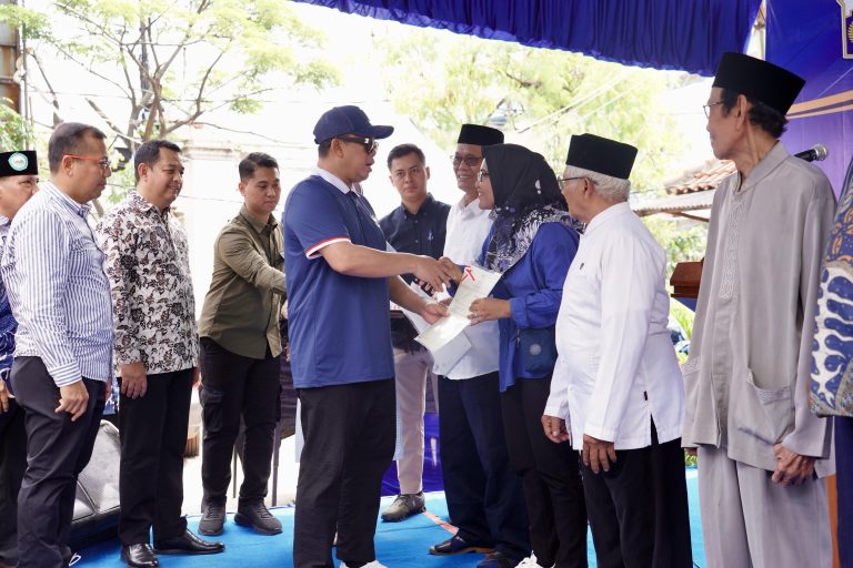 Menteri Nusron Serahkan Sertifikat Tanah ke Masyarakat Kampung Nelayan Muara Angke, Begini Penjelasan Mengenai Kekuatan Hukum Sertifikat HGB!