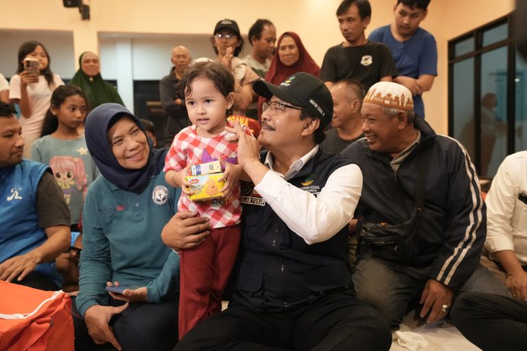 Sampaikan Salam Presiden,Gus Ipul Kunjungi Korban Banjir Jkt