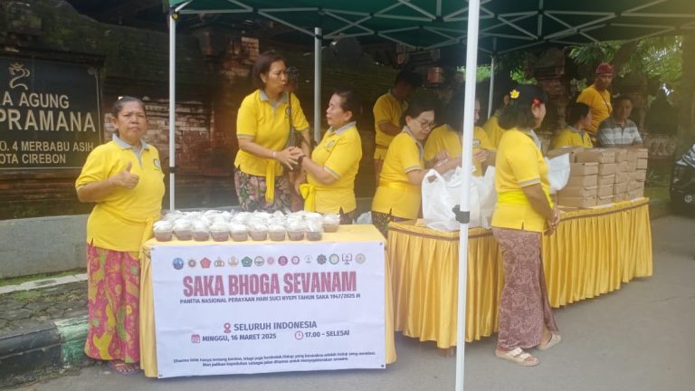 Jelang Nyepi, Umat Hindu Cirebon Berbagi Takjil.