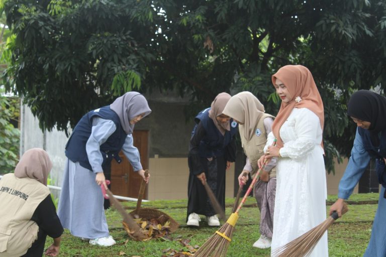 Sambut Nuzulul Quran, Tim Hijau Bersihkan Area Masjid Sekolah