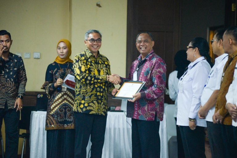 Sleman Raih Peringkat Pertama Se-DIY, Bupati Harda Kiswaya Terima Piagam Penghargaan MCP KPK RI