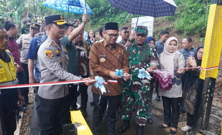 Bupati Batang Resmikan Jembatan Gantung Merah Putih Kambangan-Tombo