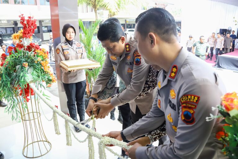 Kapolda Jateng Resmikan Gedung SPKT Polres Batang, Tegaskan Layanan Cepat dan Bebas Rokok