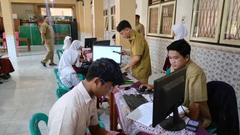 SPMB SMP Dibuka, Pendaftar Rela Datang Sejak Subuh