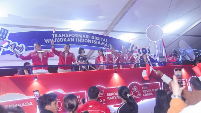Ponsel Raksasa & Robot AI Warnai Karnaval Kemerdekaan 80 Tahun RI