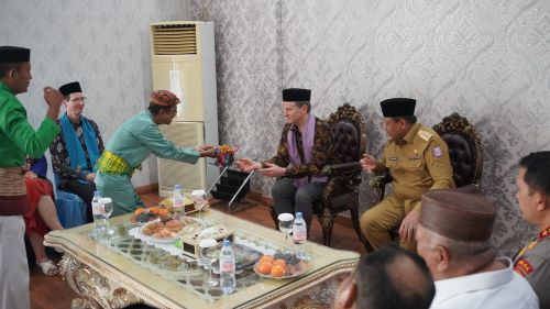 Dubes Australia Rod Brazier Disambut Meriah dengan Adat Mopotilolo di Gorontalo