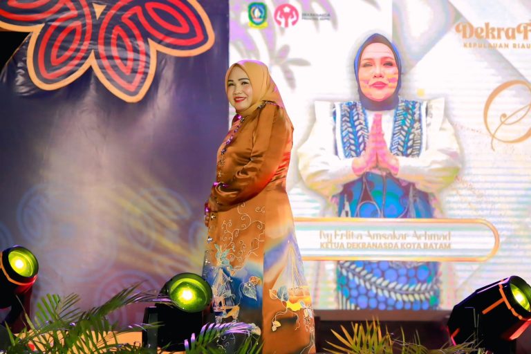 Erlita Amsakar Tampil Menawan dengan Batik Barelang di Dekrafest Kepri 2025