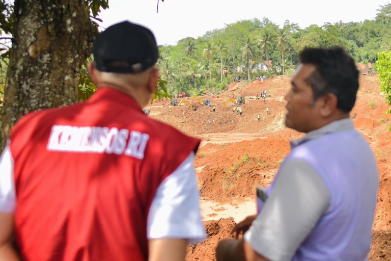 Wamensos Tinjau Longsor Cilacap: Santunan Diserahkan, Pencarian Korban Dipercepat